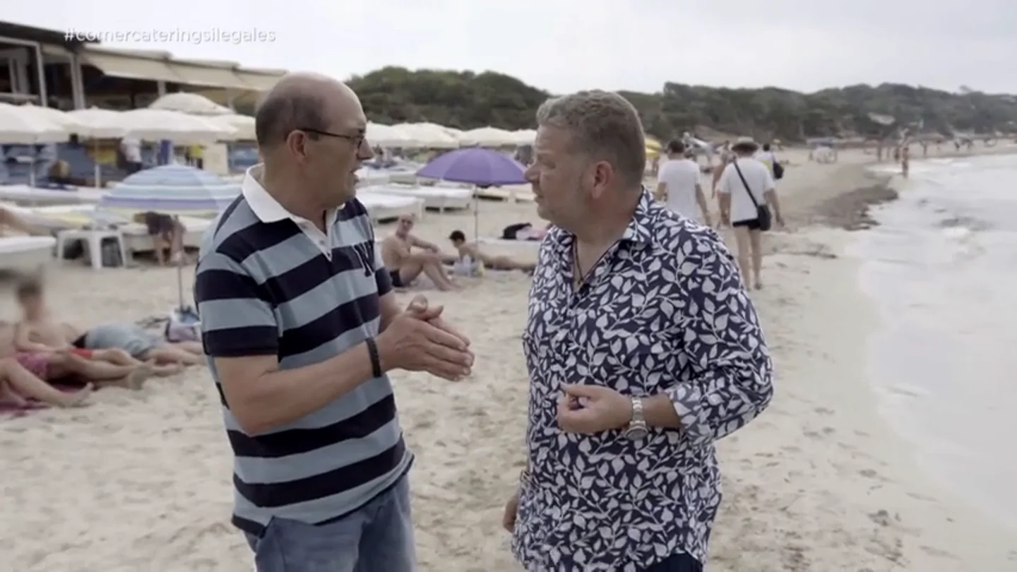 Entre arena, sol y moscas: así preparan la comida los vendedores en las playas de Ibiza Entre arena, sol y moscas: así preparan la comida los vendedores en las playas de Ibiza