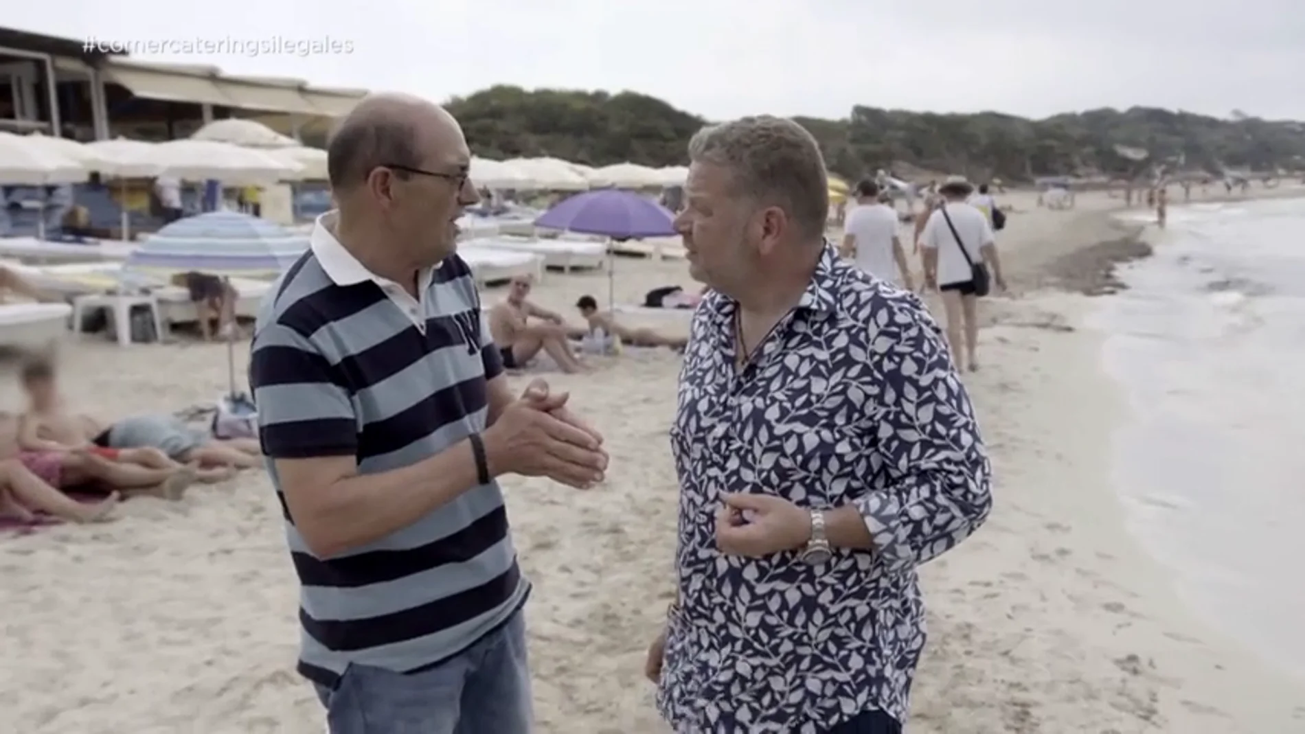 Entre arena, sol y moscas: así preparan la comida los vendedores en las playas de Ibiza
