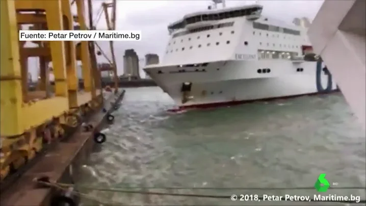 Un barco choca contra una grúa en el puerto de Barcelona provocando un incendio