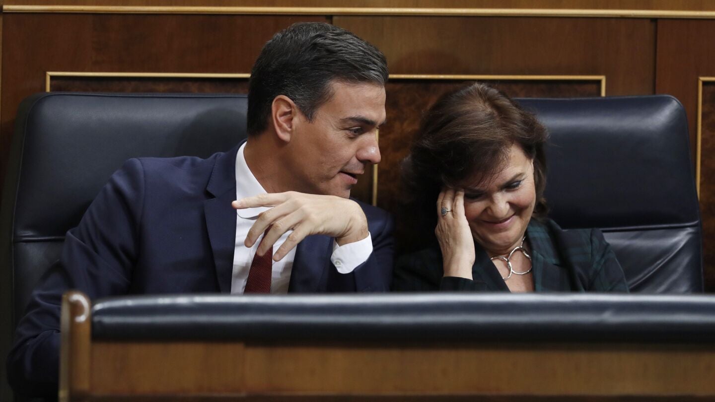 El presidente del Gobierno, Pedro S&aacute;nchez, conversa con la vicepresidenta, Carmen Calvo