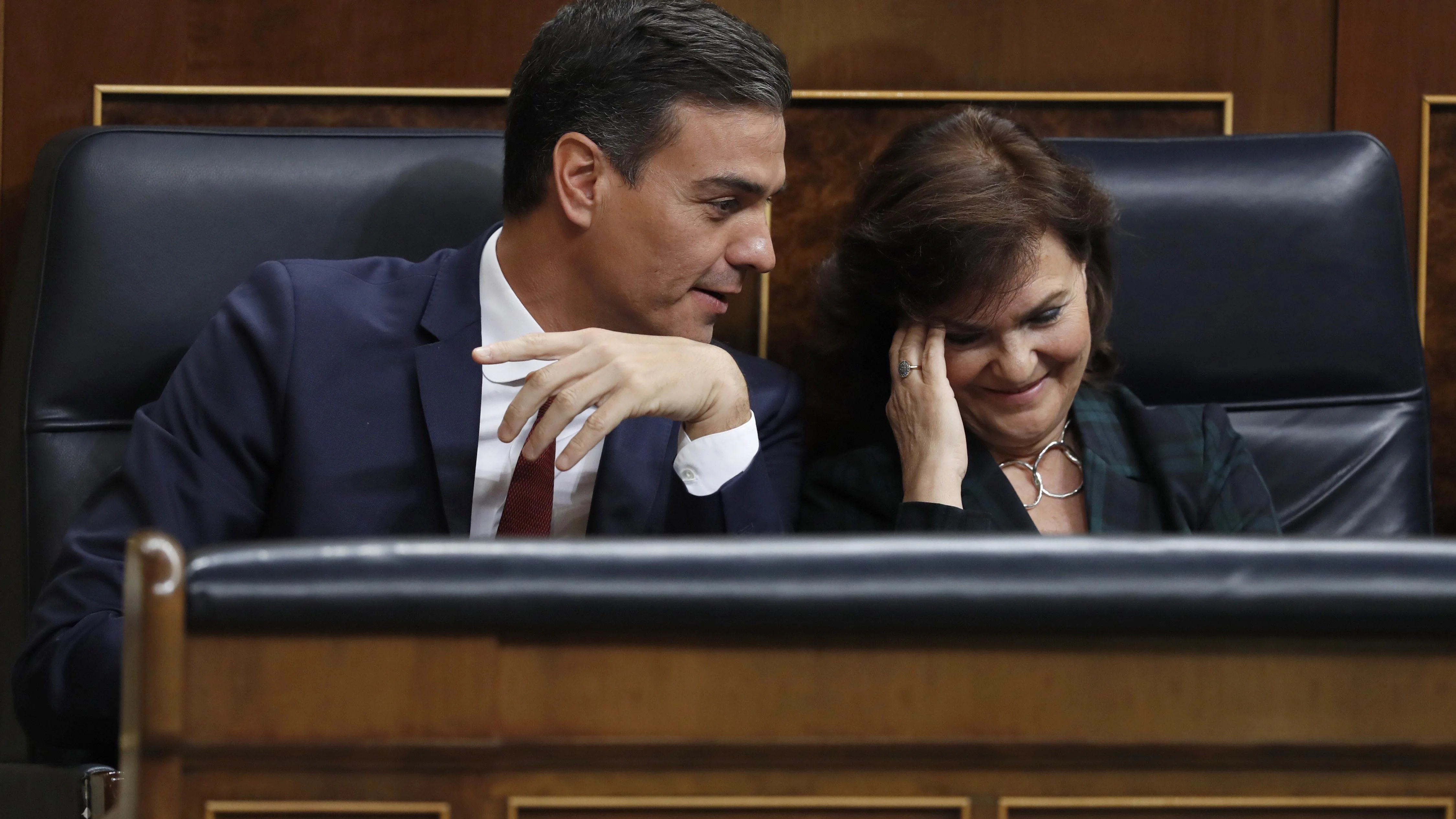 El presidente del Gobierno, Pedro Sánchez, conversa con la vicepresidenta, Carmen Calvo