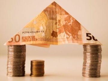 Imagen de archivo de dinero. Imagen de archivo de dinero.