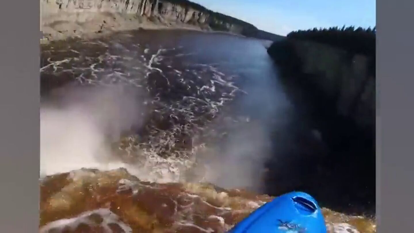 Una ca&iacute;da de 30 metros en primera persona: as&iacute; es el impactante v&iacute;deo de un kayakista que cae por una cascada