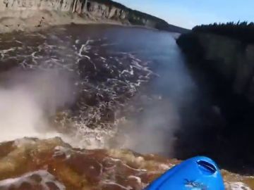 Una caída de 30 metros en primera persona: así es el impactante vídeo de un kayakista que cae por una cascada Una caída de 30 metros en primera persona: así es el impactante vídeo de un kayakista que cae por una cascada