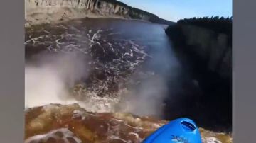 Una caída de 30 metros en primera persona: así es el impactante vídeo de un kayakista que cae por una cascada