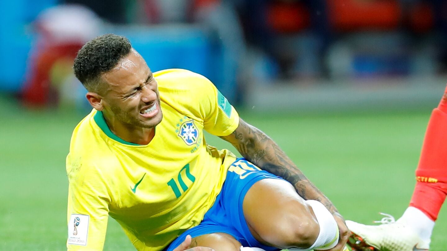 Neymar se queja de una falta con la selecci&oacute;n de Brasil
