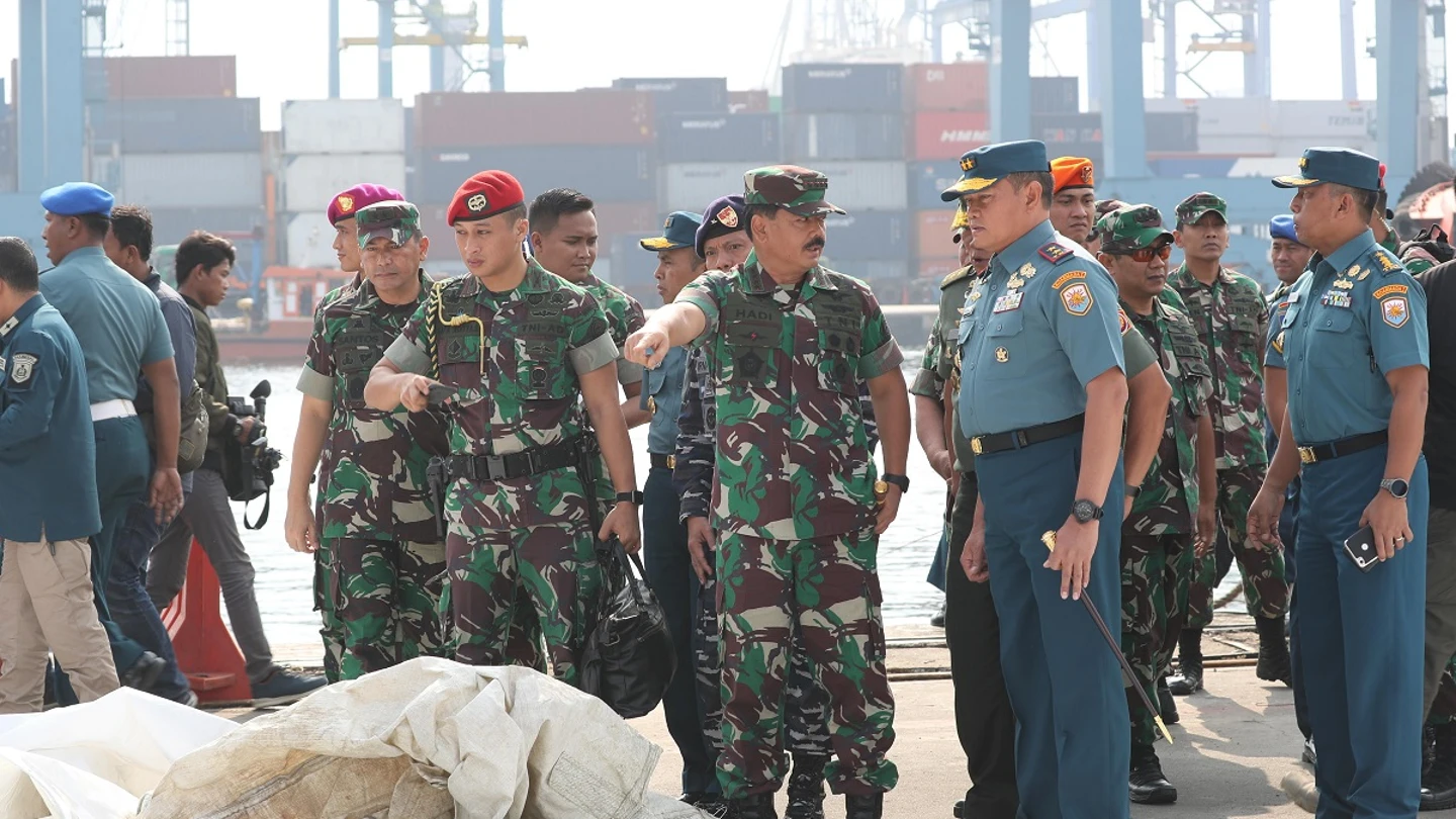 Miembros del Ejército de Indonesia durante la recuperación de restos del avión Miembros del Ejército de Indonesia durante la recuperación de restos del avión