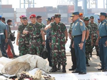 Miembros del Ejército de Indonesia durante la recuperación de restos del avión Miembros del Ejército de Indonesia durante la recuperación de restos del avión