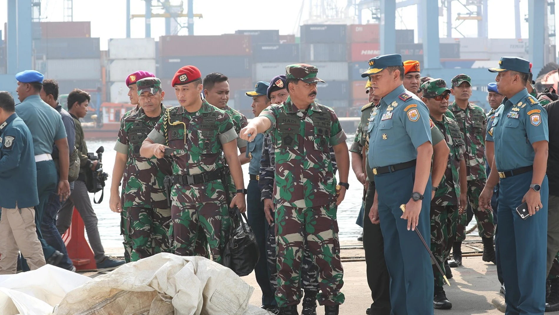 Miembros del Ejército de Indonesia durante la recuperación de restos del avión