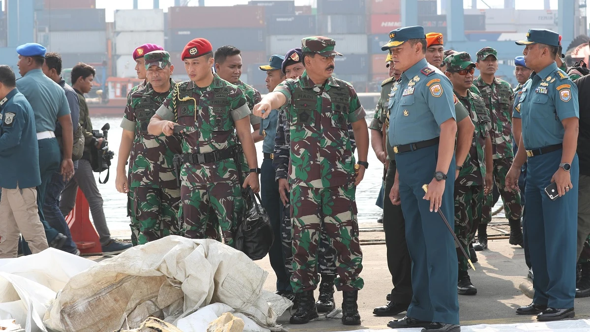 Miembros del Ejército de Indonesia durante la recuperación de restos del avión