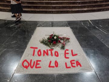 Meme sobre la pintada en la tumba de Franco Meme sobre la pintada en la tumba de Franco