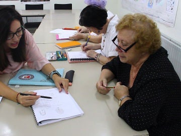 Abuelas aprendiendo a leer Abuelas aprendiendo a leer