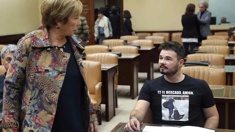 La diputada del PP Celia Villalobos junto al portavoz de ERC, Gabriel Rufián