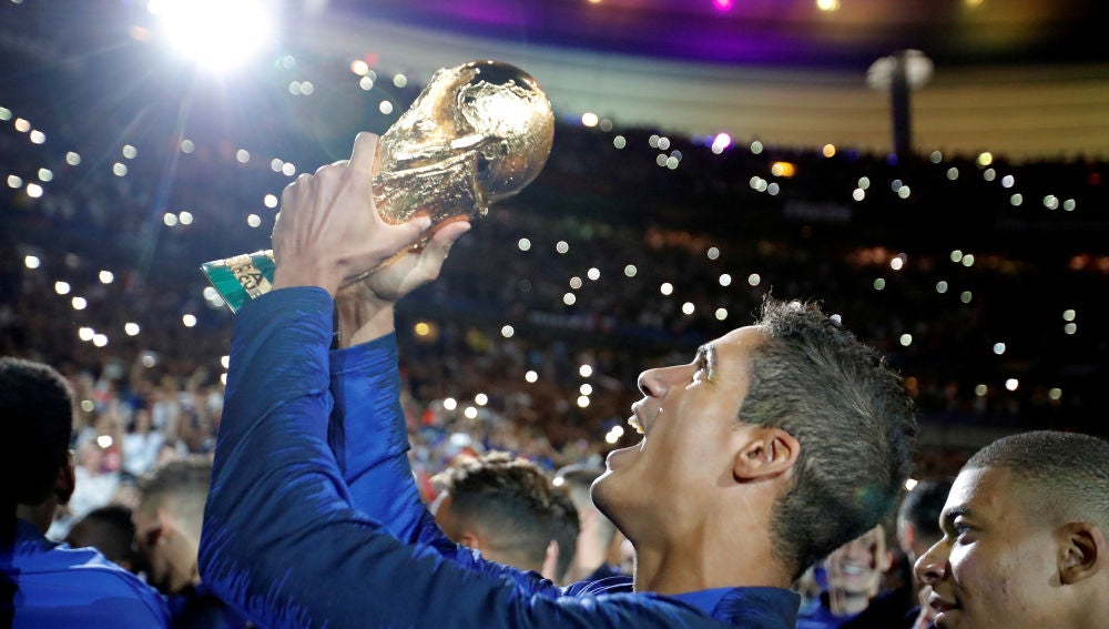 Varane sostiene el trofeo de la Copa del Mundo