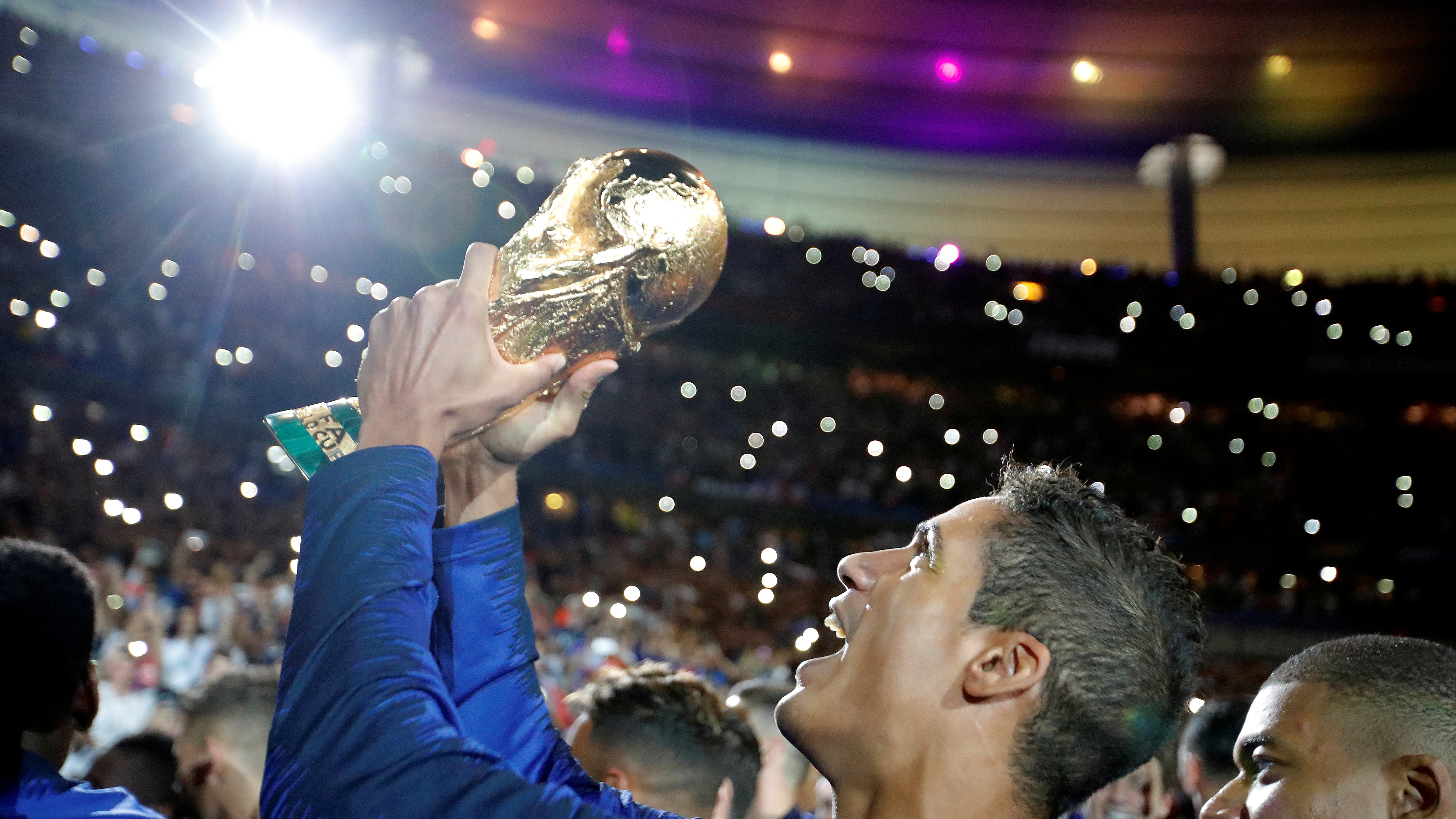 Varane sostiene el trofeo de la Copa del Mundo