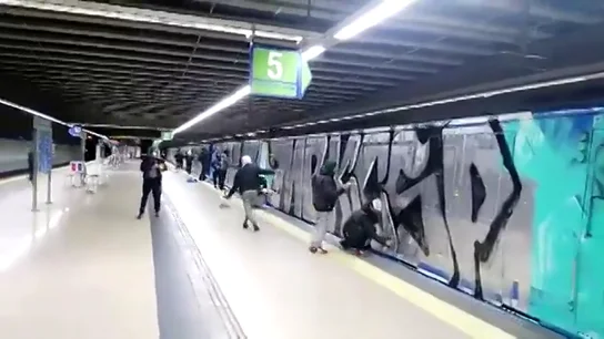 Un grupo de 15 grafiteros obligan a un maquinista de Metro a mover el tren para pintarlo Un grupo de 15 grafiteros obligan a un maquinista de Metro a mover el tren para pintarlo