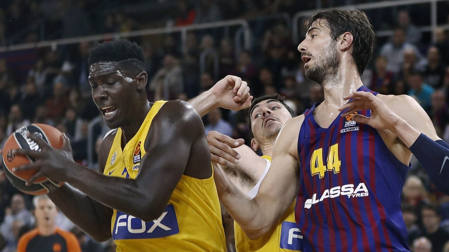 Tomic defiende una jugada ante el Maccabi