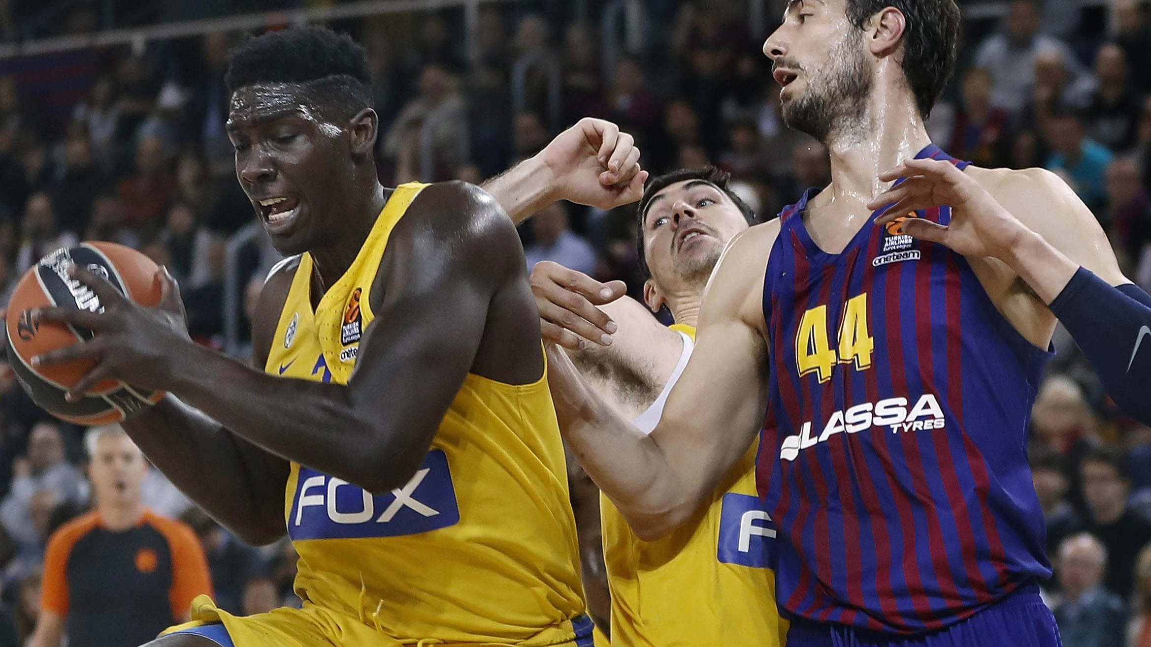 Tomic defiende una jugada ante el Maccabi