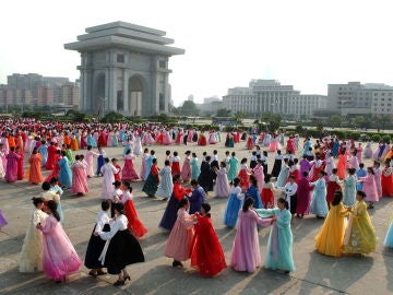 Fotografía que muestra a mujeres de Corea del Norte con vestidos típicos Fotografía que muestra a mujeres de Corea del Norte con vestidos típicos