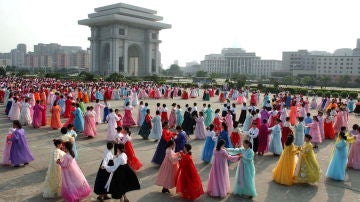 Fotografía que muestra a mujeres de Corea del Norte con vestidos típicos