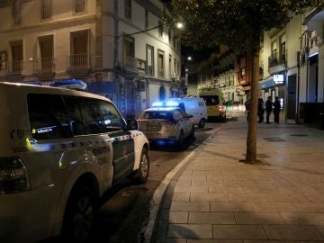 Dos vehículos de la Guardia Civil en la plaza de Don Benito donde se produjeron los hechos Dos vehículos de la Guardia Civil en la plaza de Don Benito donde se produjeron los hechos
