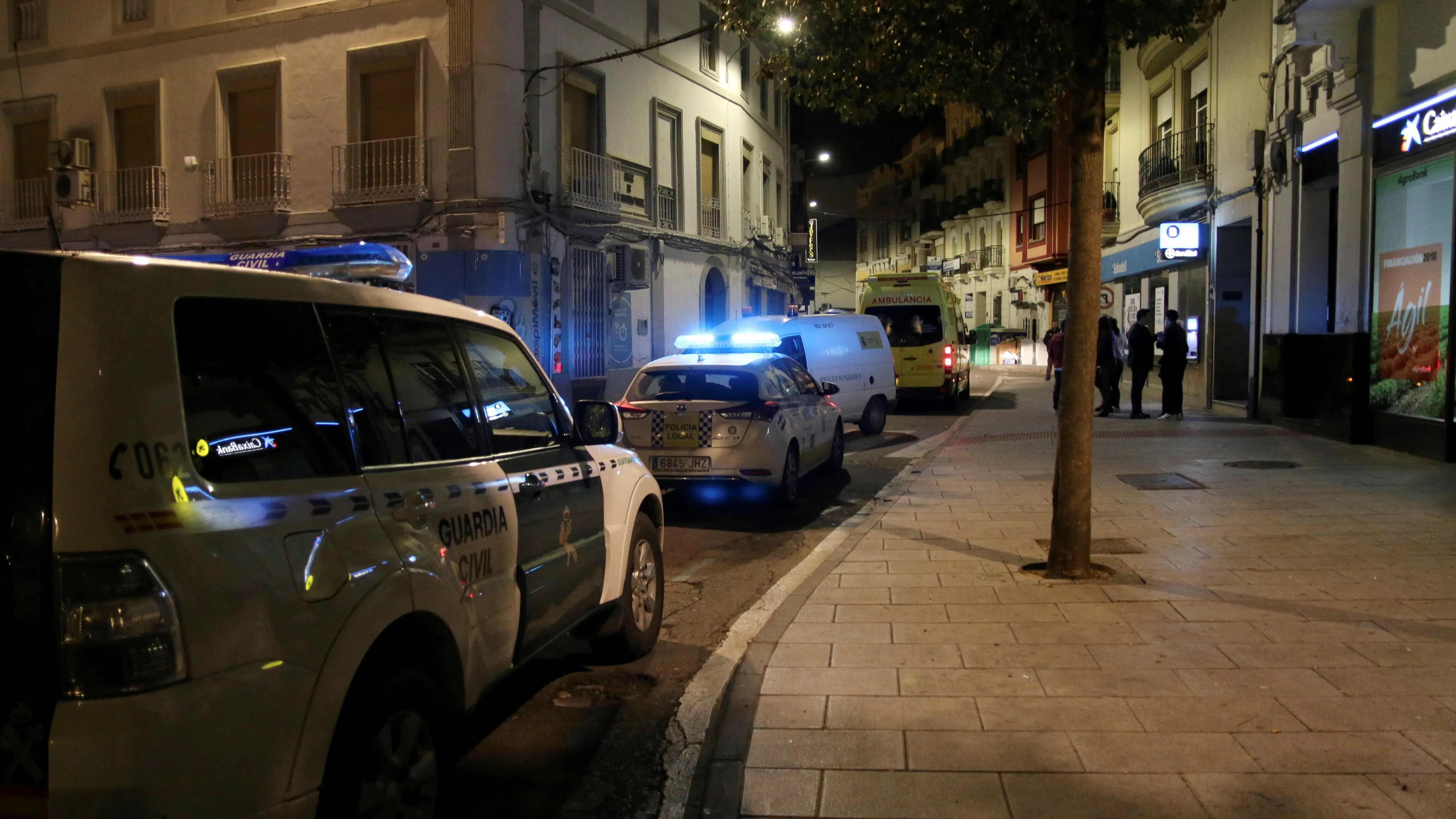 Dos vehículos de la Guardia Civil en la plaza de Don Benito donde se produjeron los hechos