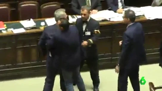 Varios diputados italianos, a punto de llegar a las manos durante un debate en el Congreso Varios diputados italianos, a punto de llegar a las manos durante un debate en el Congreso