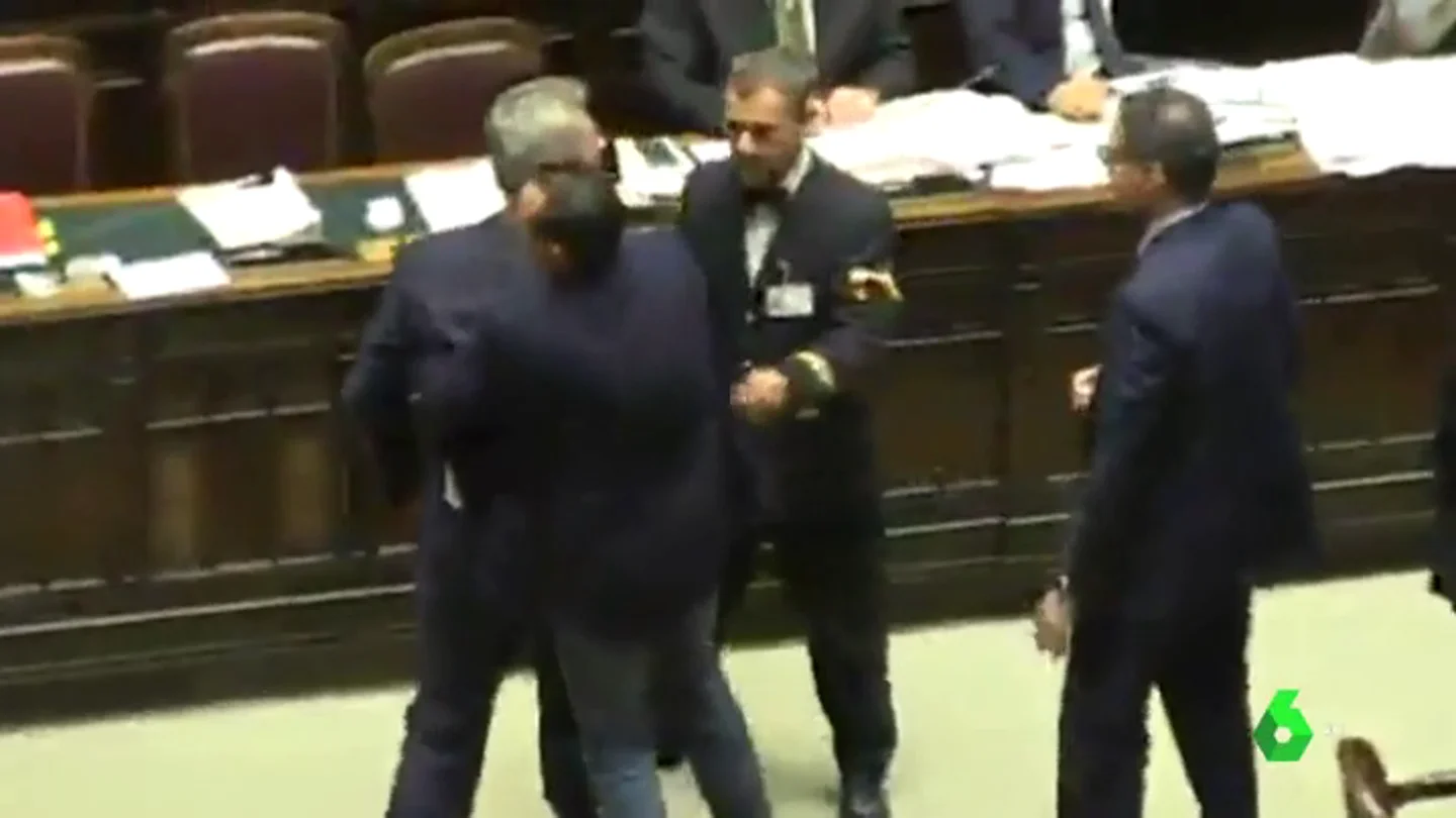 Varios diputados italianos, a punto de llegar a las manos durante un debate en el Congreso Varios diputados italianos, a punto de llegar a las manos durante un debate en el Congreso