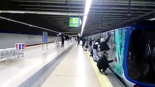 Un grupo de 15 grafiteros obligan a un maquinista de Metro a mover el tren para pintarlo Un grupo de 15 grafiteros obligan a un maquinista de Metro a mover el tren para pintarlo
