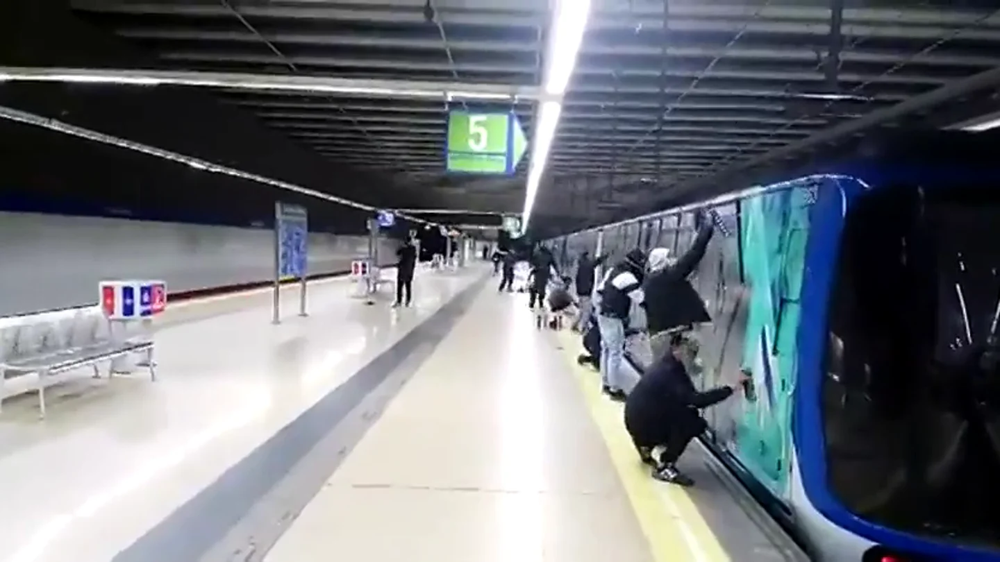 Un grupo de 15 grafiteros obligan a un maquinista de Metro a mover el tren para pintarlo Un grupo de 15 grafiteros obligan a un maquinista de Metro a mover el tren para pintarlo
