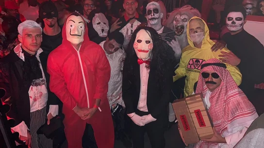 El disfraz de la polémica de Rafinha (abajo a la derecha) El disfraz de la polémica de Rafinha (abajo a la derecha)