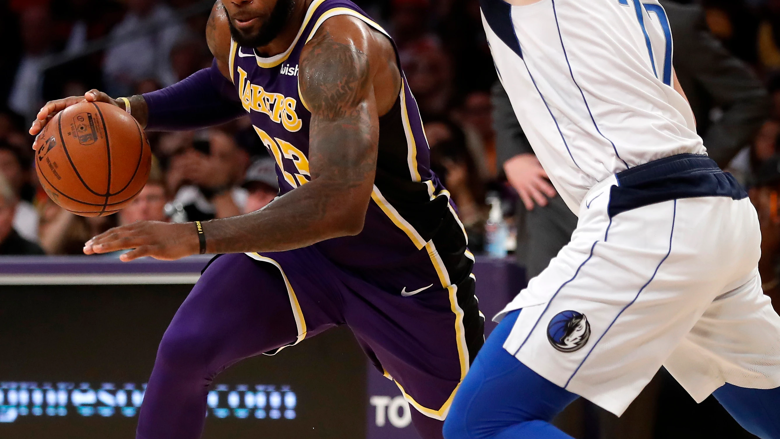 LeBron James intenta entrar a canasta ante la defensa de Luka Doncic