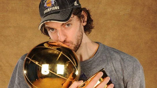 Pau Gasol posa con uno de los títulos que ganó con los Lakers Pau Gasol posa con uno de los títulos que ganó con los Lakers
