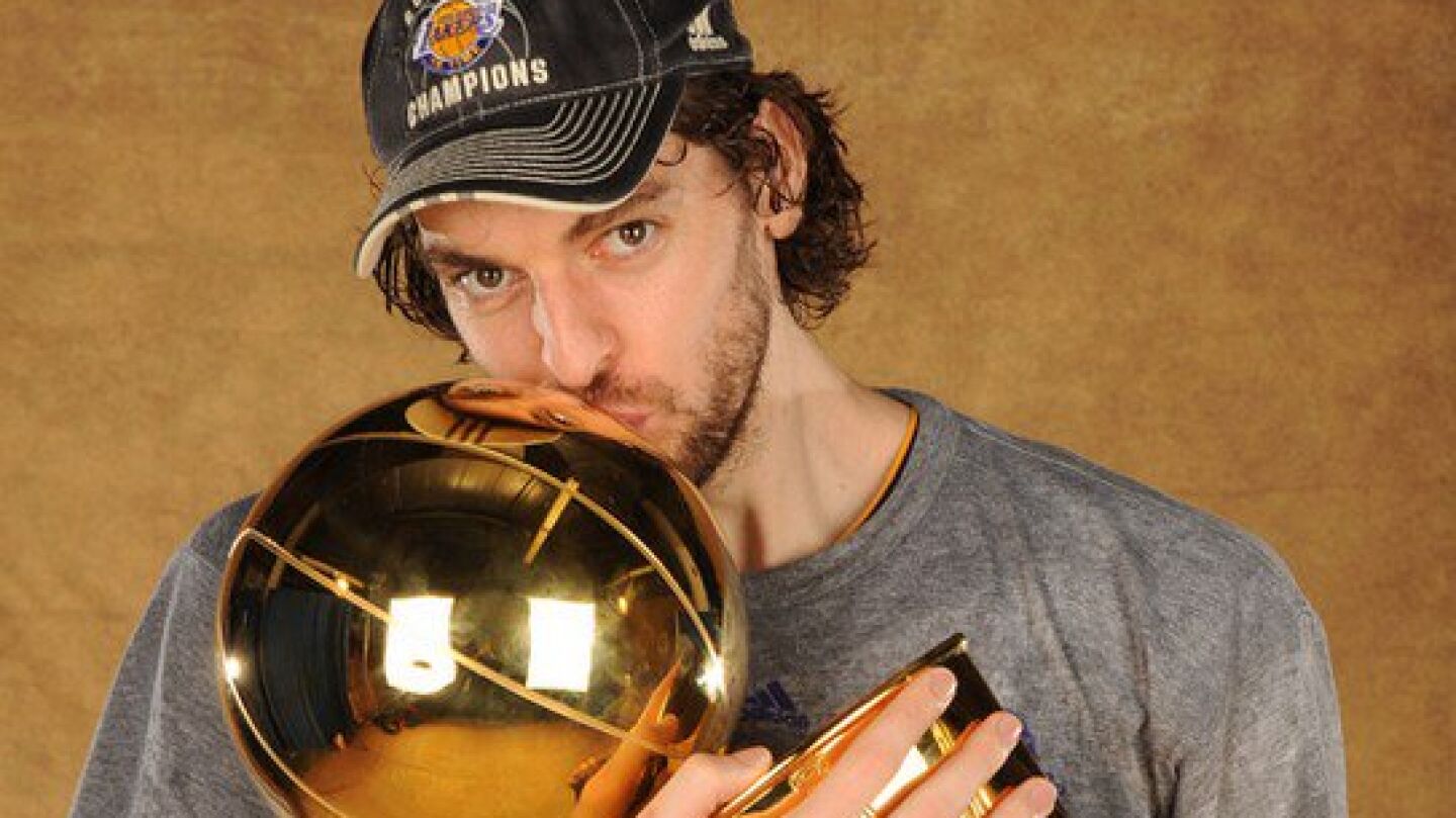 Pau Gasol posa con uno de los t&iacute;tulos que gan&oacute; con los Lakers