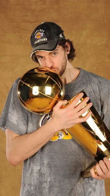 Pau Gasol posa con uno de los títulos que ganó con los Lakers Pau Gasol posa con uno de los títulos que ganó con los Lakers
