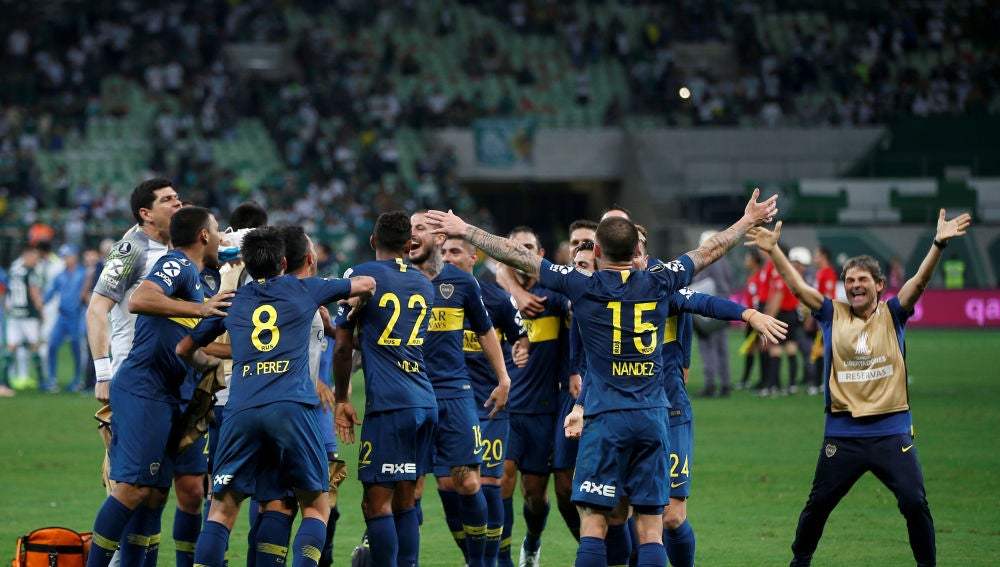 Los jugadores de Boca Juniors celebran su pase a la final de la Libertadores