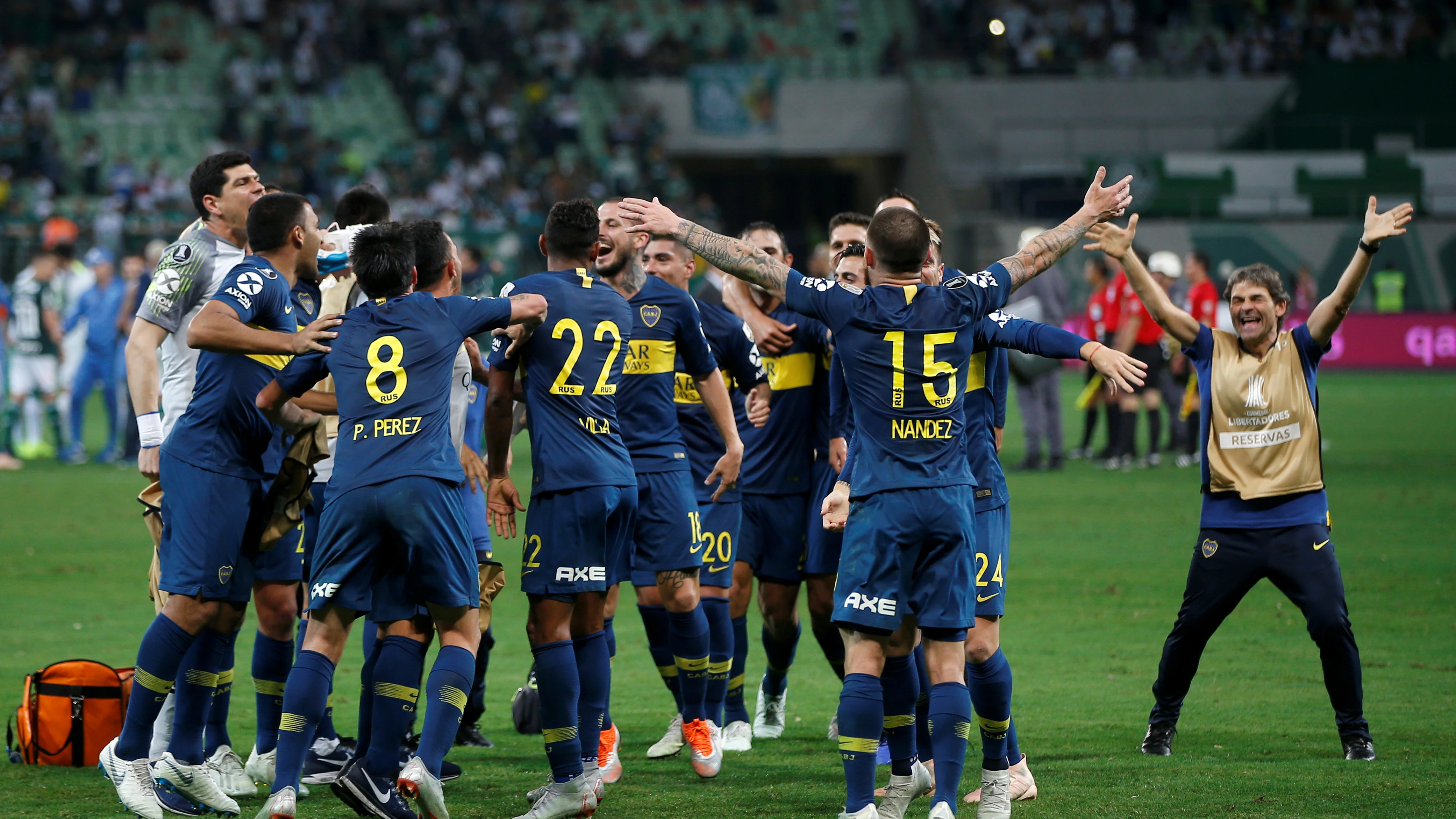 Los jugadores de Boca Juniors celebran su pase a la final de la Libertadores