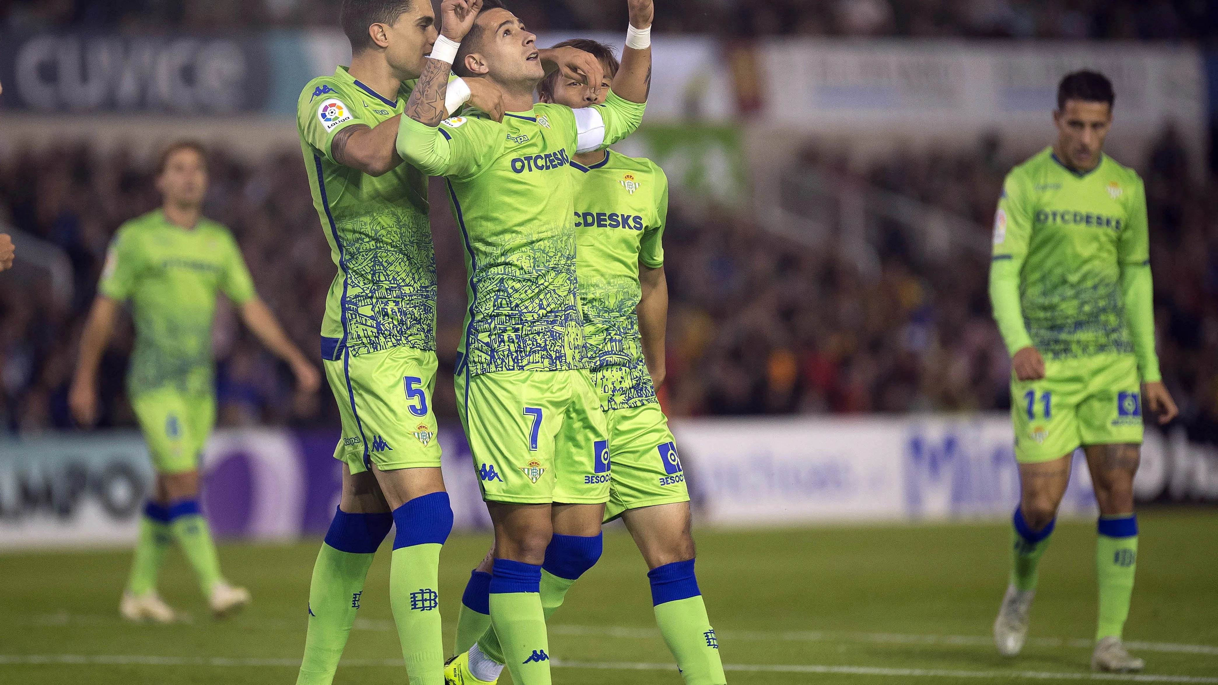 Sergio León celebra su gol con el Real Betis