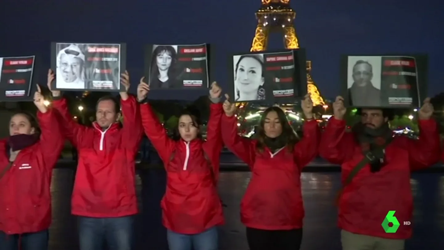 Apagan Torre Eiffel como homenaje a los periodistas asesinados Apagan Torre Eiffel como homenaje a los periodistas asesinados