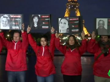 Apagan Torre Eiffel como homenaje a los periodistas asesinados Apagan Torre Eiffel como homenaje a los periodistas asesinados