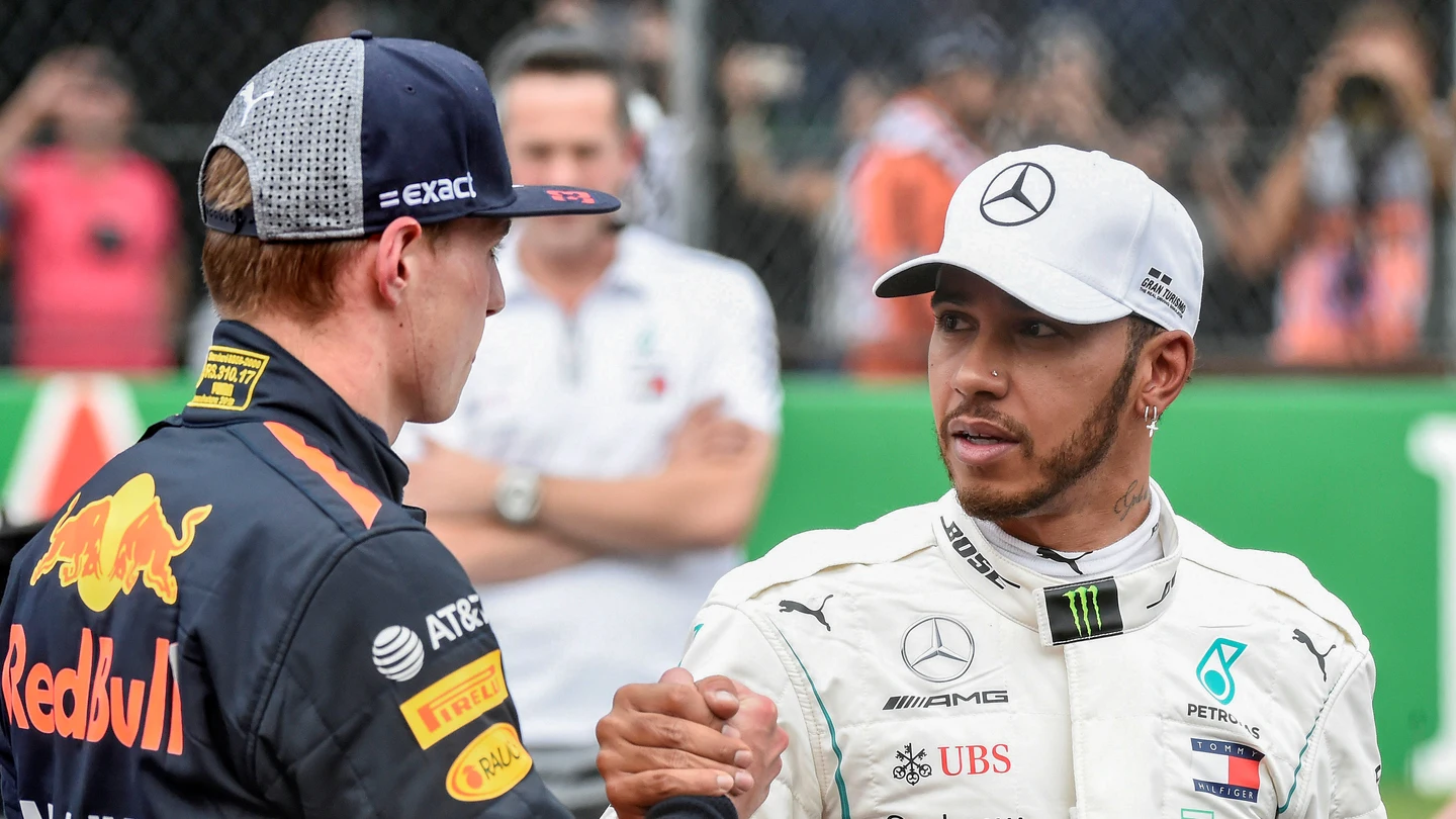 Verstappen y Hamilton se saludan antes de una carrera Verstappen y Hamilton se saludan antes de una carrera