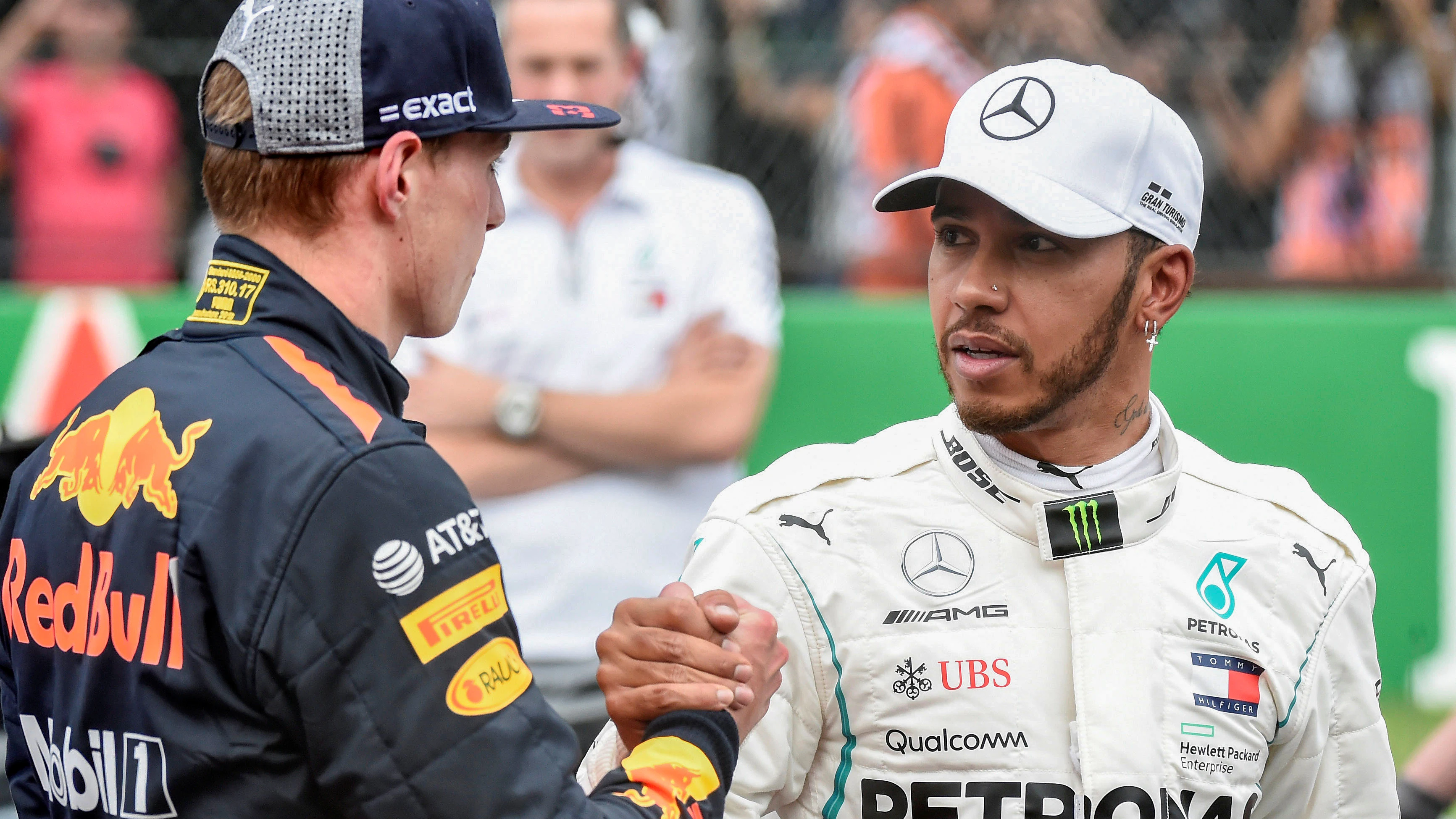 Verstappen y Hamilton se saludan antes de una carrera