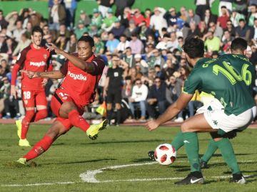 Muriel intenta un disparo ante el Villanovense Muriel intenta un disparo ante el Villanovense