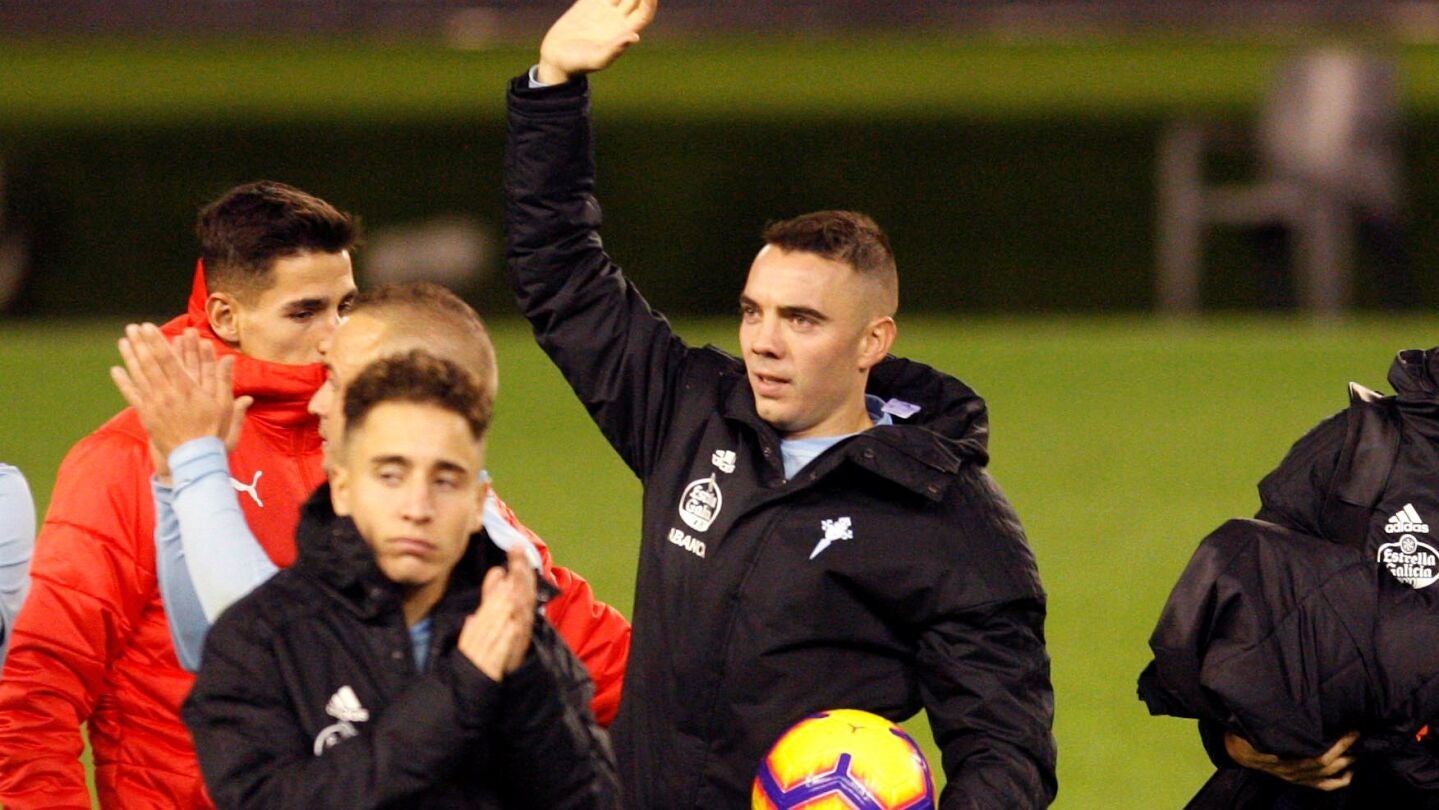 Iago Aspas saluda a la afici&oacute;n despu&eacute;s del partido con el Celta