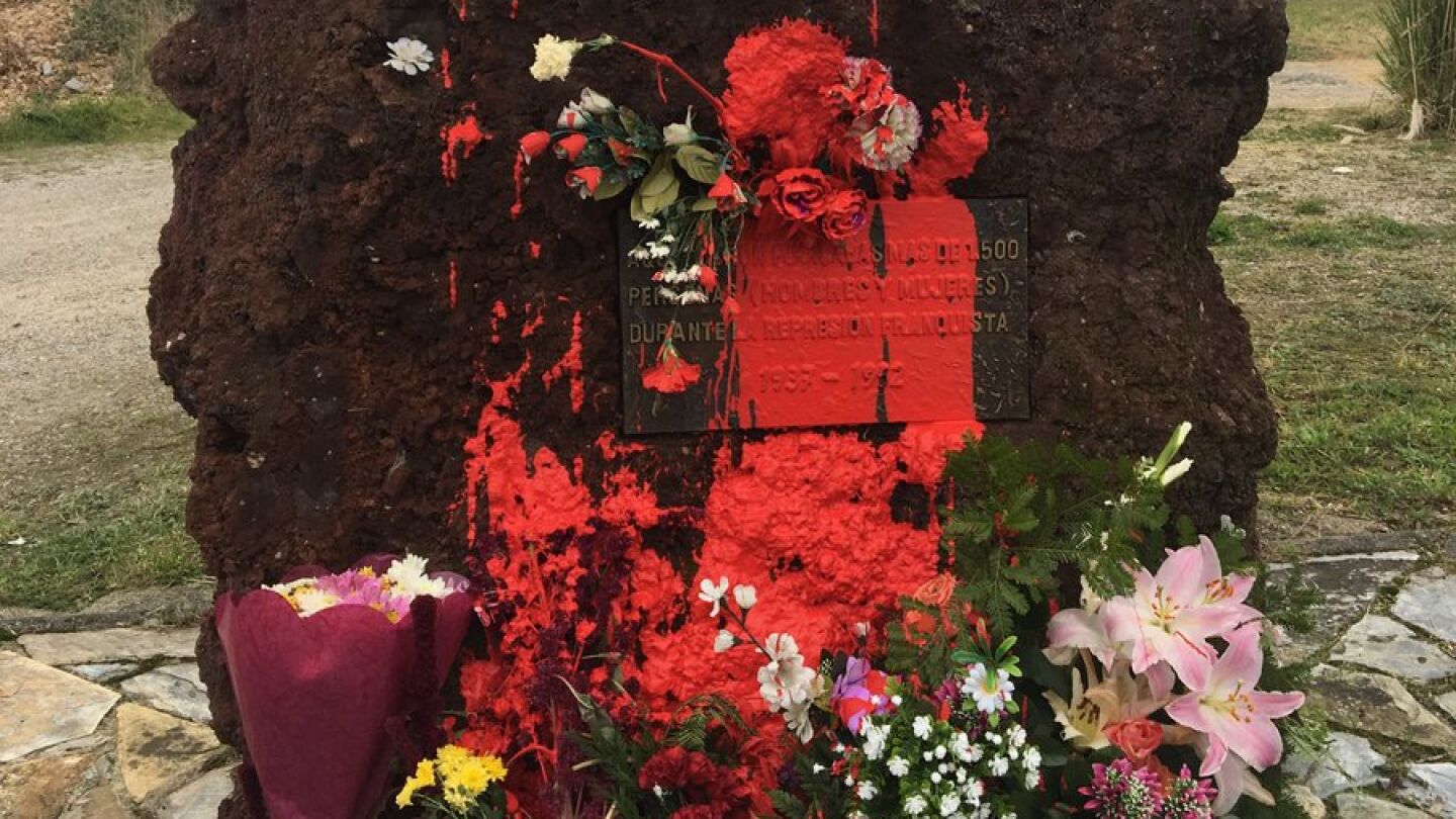 El monolito dedicado a las v&iacute;ctimas del franquismo en Oviedo pintado de rojo