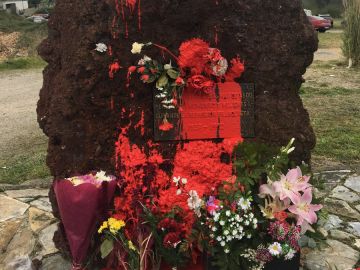 El monolito dedicado a las víctimas del franquismo en Oviedo pintado de rojo El monolito dedicado a las víctimas del franquismo en Oviedo pintado de rojo