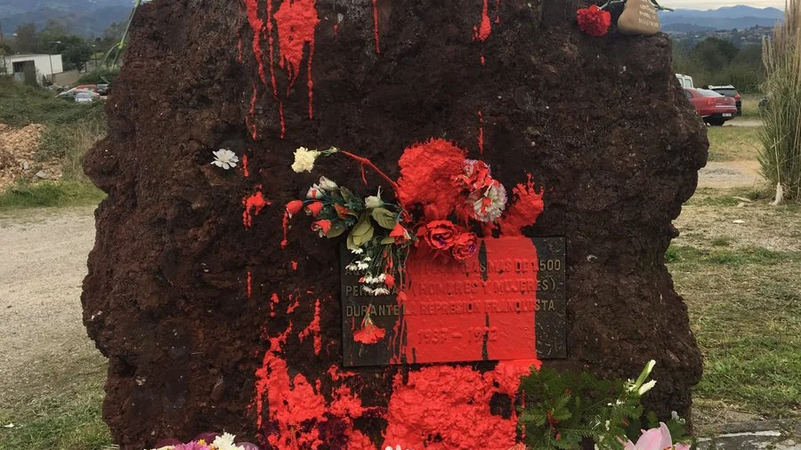 El monolito dedicado a las víctimas del franquismo en Oviedo pintado de rojo