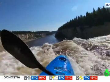 La espectacular caída de un hombre en kayak por una cascada de más de 30 metros La espectacular caída de un hombre en kayak por una cascada de más de 30 metros
