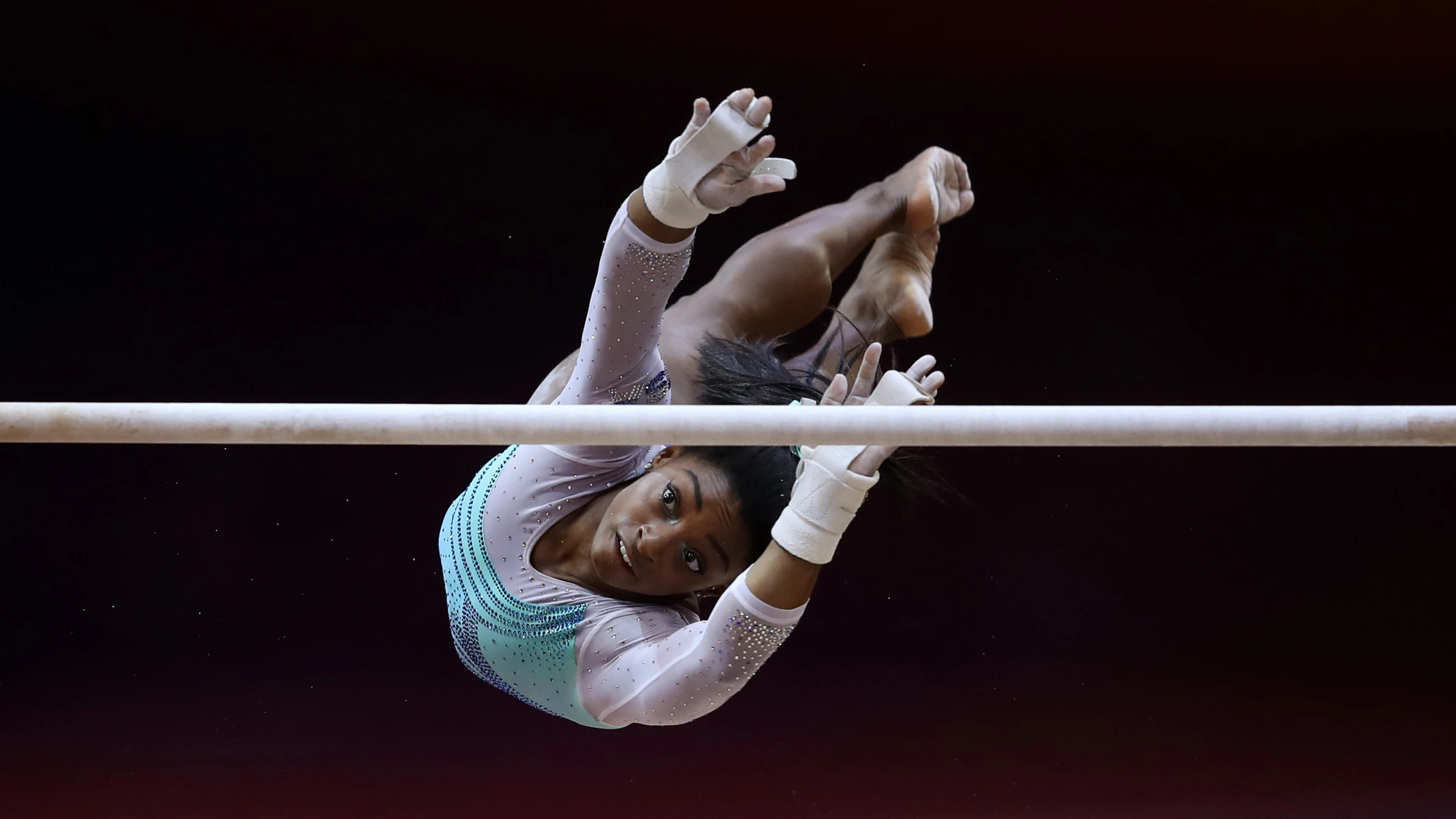 Simone Biles, en plena acción