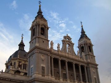 Fachada de la Catedral de La Almudena Fachada de la Catedral de La Almudena